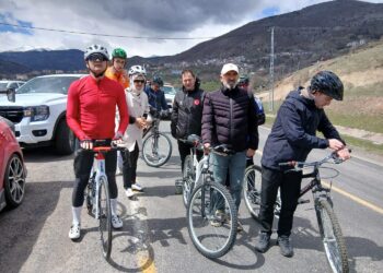 un-guvernator-din-turcia-a-fost-demis-din-cauza-pantalonilor-nu-poate-sa-se-plimbe-asa-prin-centrul-orasului-–-hotnews.ro