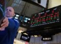 pietele-bursiere:-scadere-masiva-a-actiunilor-tehnologice-nelinisti-din-cauza-scumpirii-petrolului-–-hotnews.ro