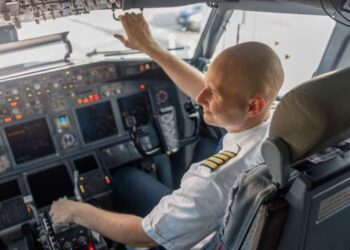 pilotii-folosesc-un-cod-discret-pentru-a-semnala-urgentele-la-bordul-avioanelor.-la-ce-trebuie-sa-fie-atenti-calatorii