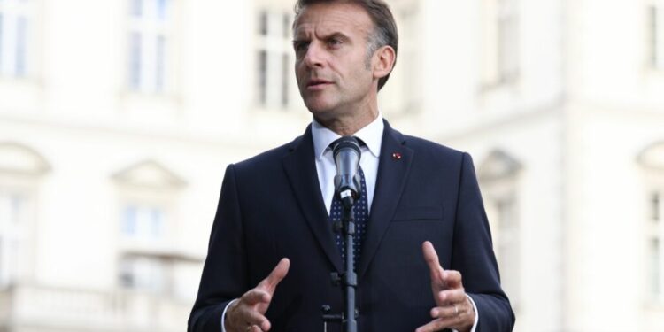 pompierii-romani,-felicitati-de-emmanuel-macron-pentru-interventia-in-incendiile-din-franta