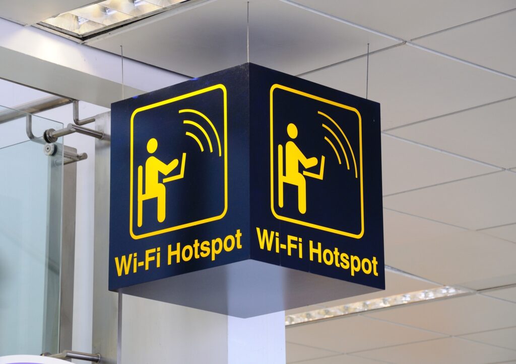 riscuri-semnificative-cand-ne-conectam-la-wi-fi-gratuit-in-aeroporturi,-hoteluri-si-cafenele-recomandari-de-baza-–-hotnews.ro
