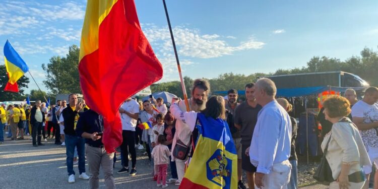 calin-georgescu,-primit-de-sute-de-sustinatori-la-targul-de-la-calugareni,-in-judetul-giurgiu