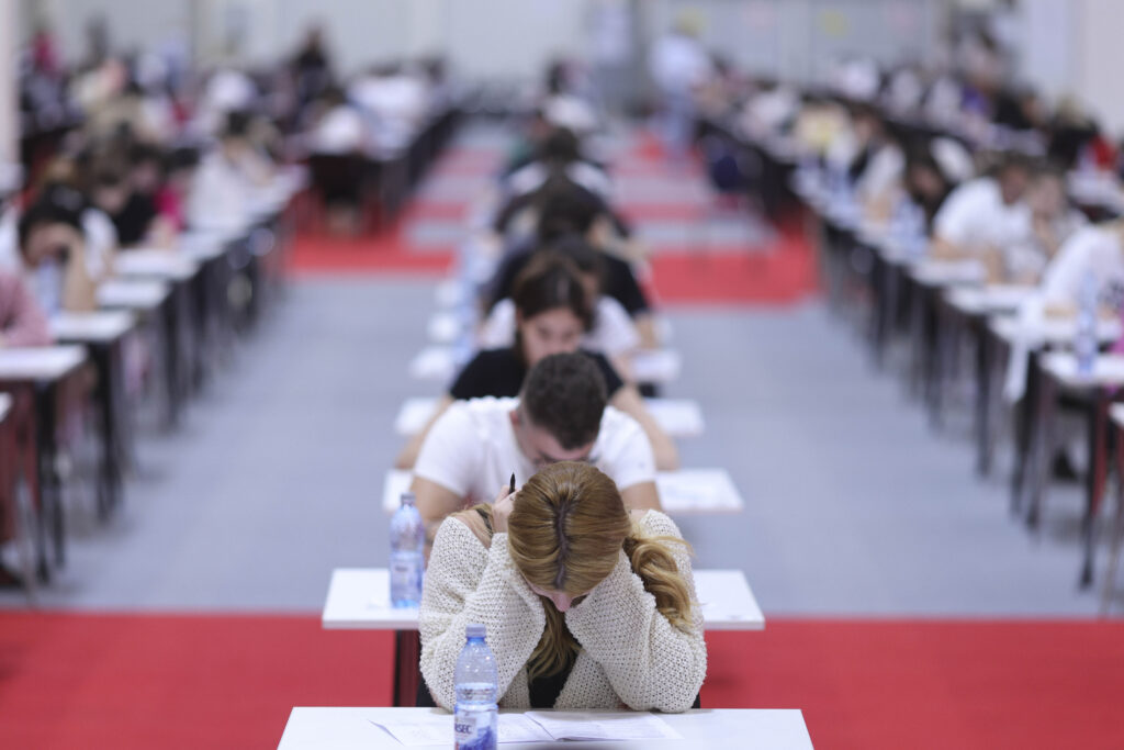 a-inceput-batalia-pentru-un-loc-la-umf-carol-davila-cum-se-desfasoara-examenul-pentru-un-numar-record-de-candidati-/-18-tineri-au-fost-admisi-fara-concurs-–-hotnews.ro