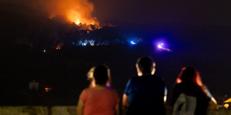 clipe-dramatice-din-cauza-incendiilor:-ample-operatiuni-de-evacuare-in-franta-si-spania-urmeaza-ore-dificile-–-hotnews.ro