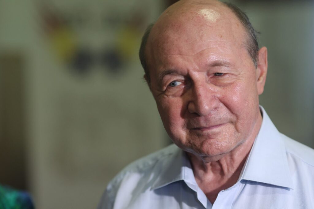 traian-basescu-ironizeaza-conferinta-de-presa-organizata-la-mapn-dupa-prima-drona-doborata-si-avertizeaza:-urmeaza-testul-cu-roiul!-–-hotnews.ro