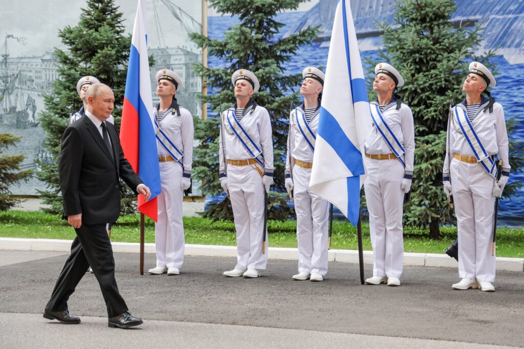 in-locul-navelor-de-razboi,-un-afis-cu-un-submarin-rusia-nu-a-indraznit-sa-organizeze-parada-de-ziua-marinei-–-hotnews.ro