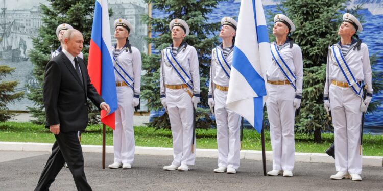 in-locul-navelor-de-razboi,-un-afis-cu-un-submarin-rusia-nu-a-indraznit-sa-organizeze-parada-de-ziua-marinei-–-hotnews.ro
