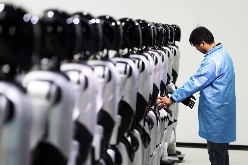 administratia-trump-interzice-importurile-de-roboti-si-invertoare-chinezesti,-pentru-a-proteja-dezvoltarea-inteligentei-artificiale-din-sua-–-hotnews.ro