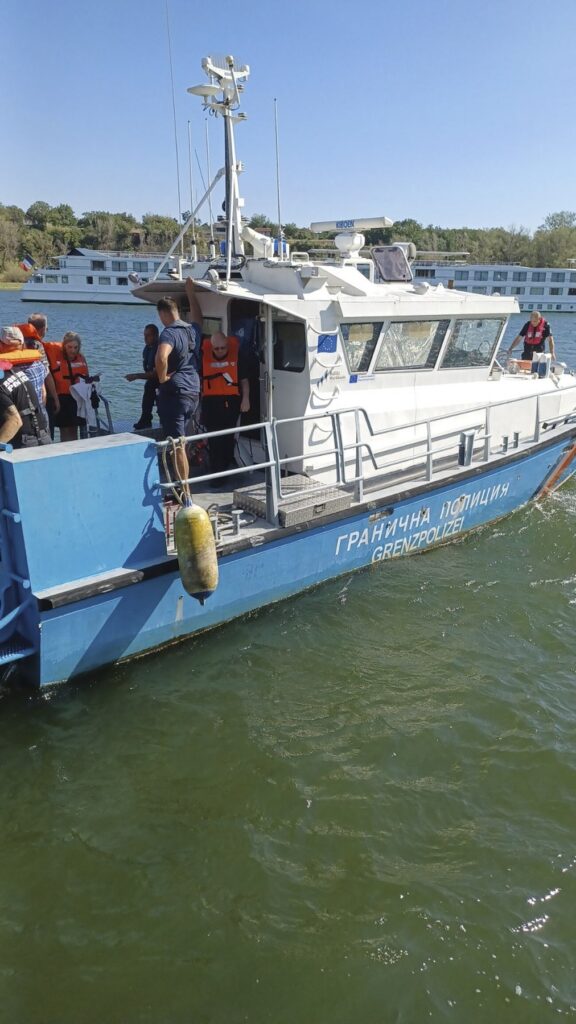 nava-de-croaziera,-esuata-pe-dunare-186-de-pasageri-sunt-evacuati-–-hotnews.ro