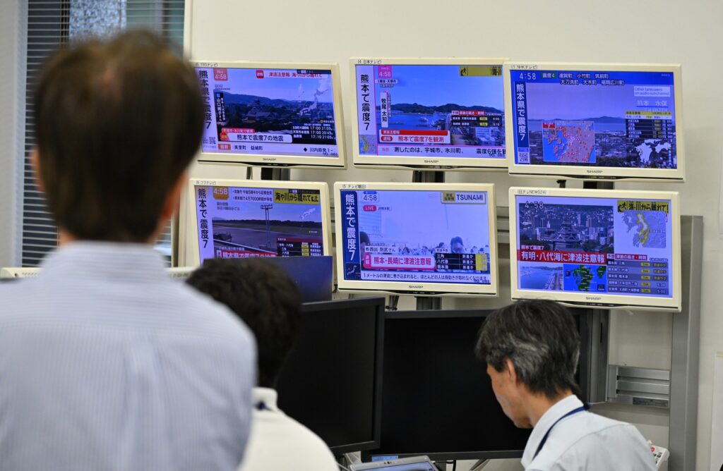 numarul-victimelor-decedate-in-cutremurul-din-japonia-a-ajuns-la-13/-echipele-de-salvare-scot-oameni-din-centrul-comercial-prabusit-–-hotnews.ro