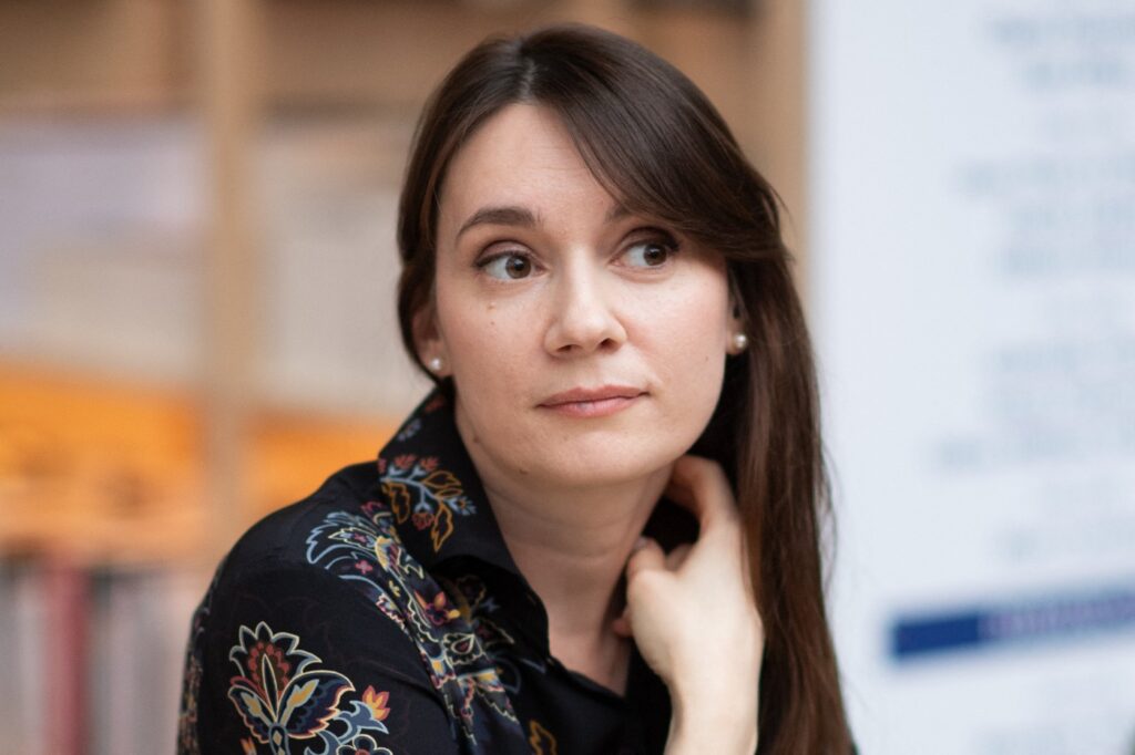 franta-o-expulzeaza-pe-o-cunoscuta-jurnalista-rusa,-fosta-sefa-a-rt-france-angajatorii-sai-acuza-o-incalcare-deosebit-de-grava-a-libertatii-de-exprimare-–-hotnews.ro