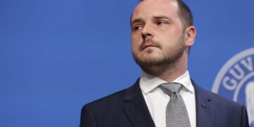 replica-din-usr,-dupa-ce-rogobete-a-catalogat-o-drept-epilatoare-sefa-pe-o-fosta-ministra-a-sanatatii:-nu-a-prea-practicat-el-medicina-–-hotnews.ro