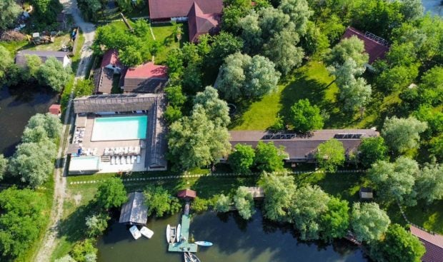 cum-arata-si-cat-costa-insula-privata-din-delta-dunarii-scoasa-la-vanzare-cu-o-reducere-de-54%.-are-si-resort-de-lux