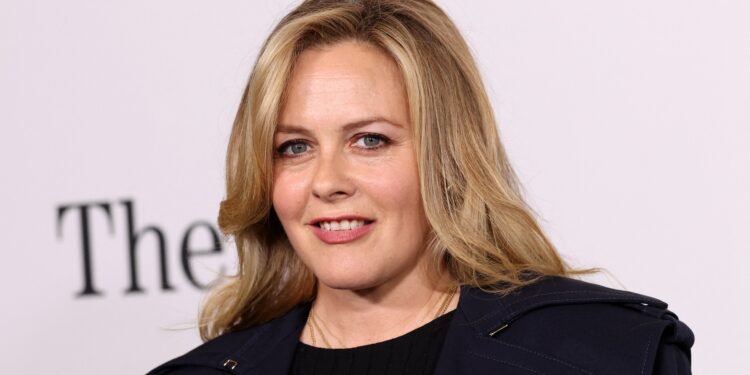 unul-dintre-cele-mai-iubite-filme-ale-anilor-90-continua-ca-serial-alicia-silverstone-isi-reia-rolul-care-a-facut-o-celebra-–-hotnews.ro