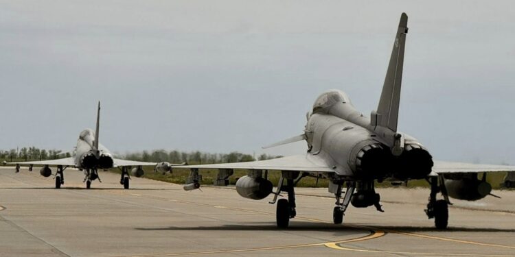 avioane-eurofighter-britanice,-ridicate-de-la-sol-dupa-ce-un-grup-de-drone-a-fost-detectat-de-mapn-la-granita-romaniei-–-hotnews.ro
