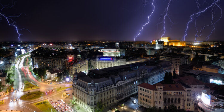 video-al-patrulea-ro-alert-al-serii,-dupa-miezul-noptii-cod-rosu-prelungit-fulgerele-au-brazdat-cerul-bucurestiului-masini-inghitite-de-ape-traficul-a-fost-restrictionat-in-centrul-capitalei,-un-acoperis-era-in-pericol-sa-cada-–-hotnews.ro
