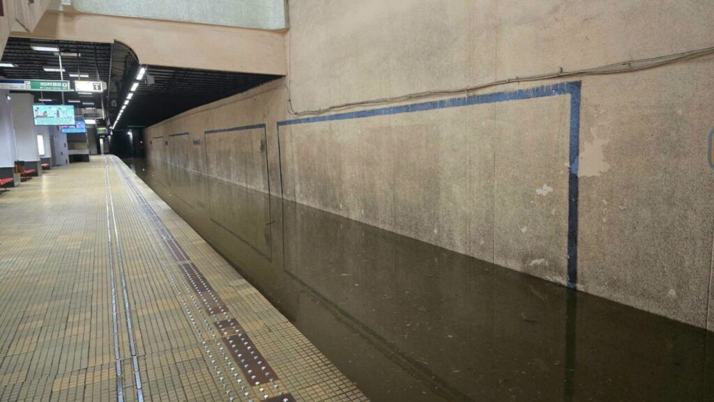 statia-de-metrou-piata-victoriei,-inchisa-dupa-inundatiile-din-bucuresti.-metrorex-anunta-cum-vor-circula-trenurile