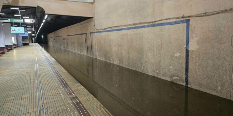 statia-de-metrou-piata-victoriei,-inchisa-dupa-inundatiile-din-bucuresti.-metrorex-anunta-cum-vor-circula-trenurile