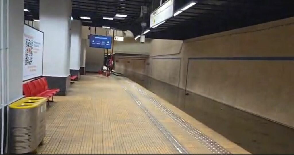 inundatie-la-metrou-dupa-o-ora-de-functionare-a-pompelor-de-la-piata-victoriei-2,-nivelul-apei-a-scazut-cu-doar-5-centimetri.-cand-va-circula-metroul