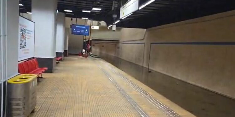 inundatie-la-metrou-dupa-o-ora-de-functionare-a-pompelor-de-la-piata-victoriei-2,-nivelul-apei-a-scazut-cu-doar-5-centimetri.-cand-va-circula-metroul