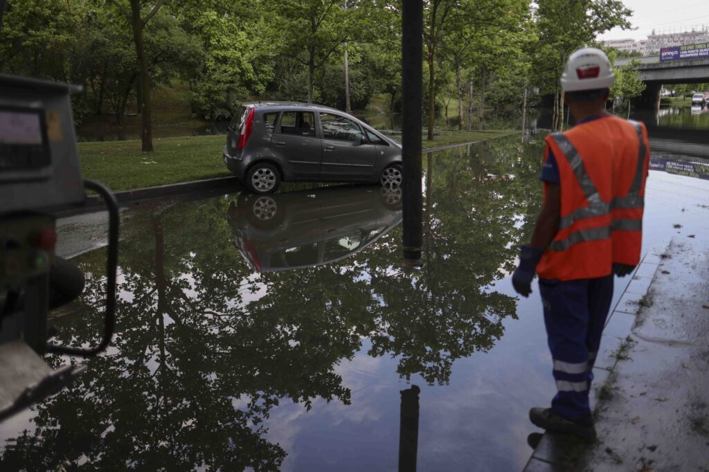 probleme-cu-alimentarea-cu-energie-electrica-in-mai-multe-zone-din-bucuresti-stam-fara-curent-de-21-de-ore-s-au-dezghetat-frigiderele,-s-a-stricat-mancarea-–-hotnews.ro