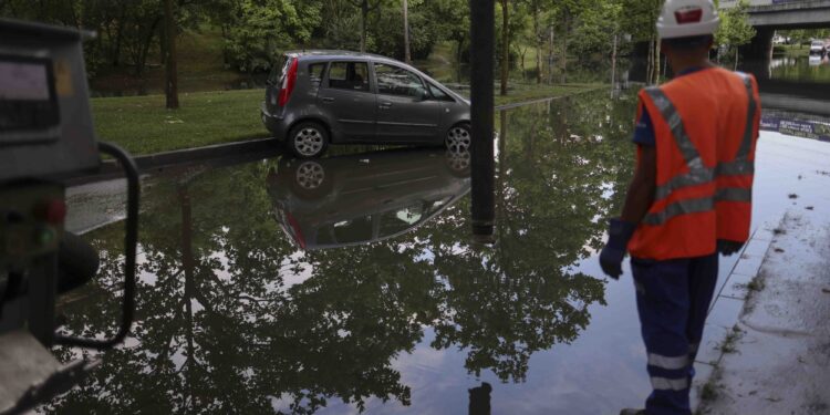 probleme-cu-alimentarea-cu-energie-electrica-in-mai-multe-zone-din-bucuresti-stam-fara-curent-de-21-de-ore-s-au-dezghetat-frigiderele,-s-a-stricat-mancarea-–-hotnews.ro