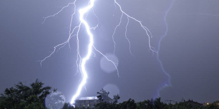 toata-tara,-sub-avertizare-de-furtuni-cand-expira-alerta-meteo-–-hotnews.ro