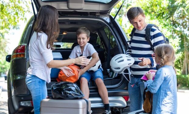 ce-impachetezi-cand-calatoresti-cu-copiii-cu-masina,-autobuzul-sau-avionul:-tot-ce-ar-trebui-sa-ai-la-indemana