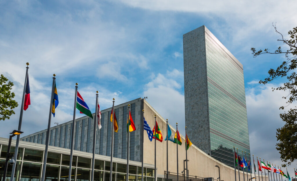 un-barbat-cu-steag-tibetan-a-murit-dupa-ce-si-a-dat-foc-in-fata-sediului-onu-din-new-york-–-hotnews.ro