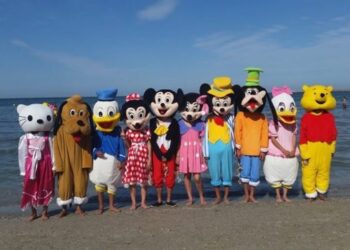 mascotele-cu-personaje-din-desene-animate,-interzise-pe-mai-multe-plaje-romanesti.-politia-locala-a-triplat-amenzile