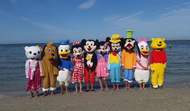 mascotele-cu-personaje-din-desene-animate,-interzise-pe-mai-multe-plaje-romanesti.-politia-locala-a-triplat-amenzile