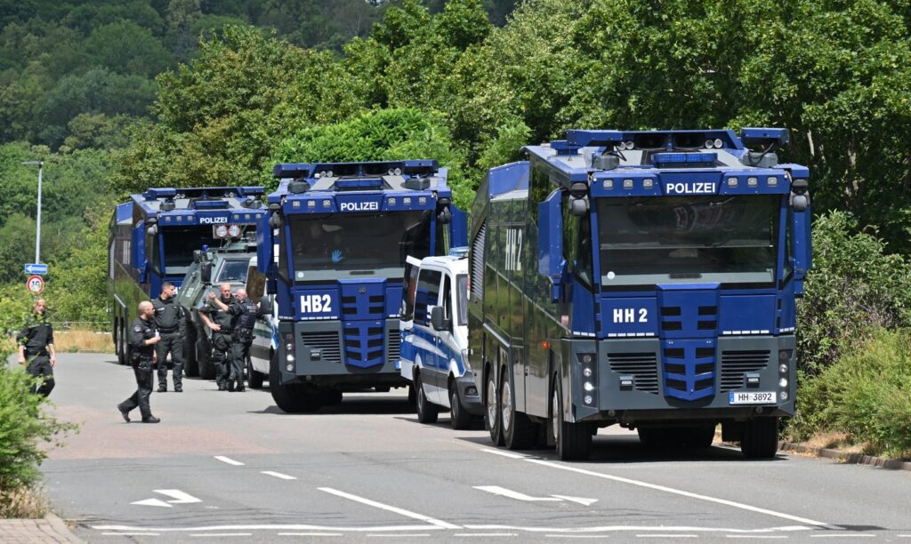 mobilizare-de-proportii-a-politiei-germane-pentru-congresul-afd-sunt-asteptate-proteste-violente-ale-extremistilor-de-stanga-–-hotnews.ro