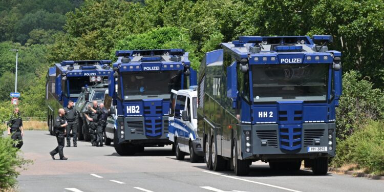 mobilizare-de-proportii-a-politiei-germane-pentru-congresul-afd-sunt-asteptate-proteste-violente-ale-extremistilor-de-stanga-–-hotnews.ro