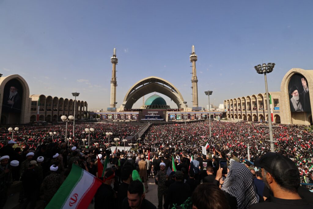 imagini-din-teheran:-zeci-de-mii-de-oameni,-la-funeraliile-lui-ali-khamenei-–-hotnews.ro