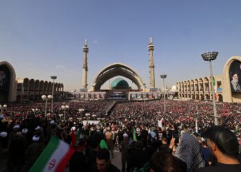 imagini-din-teheran:-zeci-de-mii-de-oameni,-la-funeraliile-lui-ali-khamenei-–-hotnews.ro