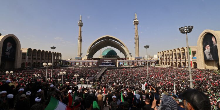 imagini-din-teheran:-zeci-de-mii-de-oameni,-la-funeraliile-lui-ali-khamenei-–-hotnews.ro