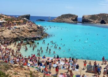 insula-din-europa-unde-mai-traieste-o-singura-familie-si-masinile-sunt-interzise:-turistii-vin-pentru-berea-de-3-euro