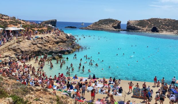 insula-din-europa-unde-mai-traieste-o-singura-familie-si-masinile-sunt-interzise:-turistii-vin-pentru-berea-de-3-euro