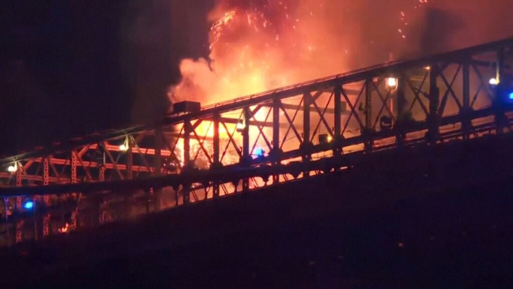 incendiu-pe-podul-brooklyn-din-new-york-in-timpul-spectacolului-de-artificii-de-4-iulie-–-hotnews.ro