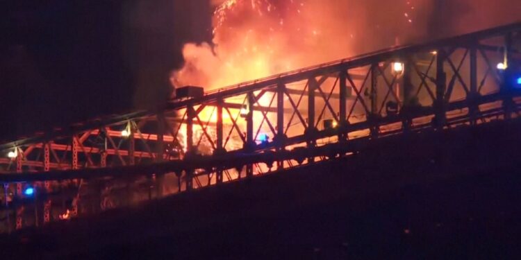 incendiu-pe-podul-brooklyn-din-new-york-in-timpul-spectacolului-de-artificii-de-4-iulie-–-hotnews.ro