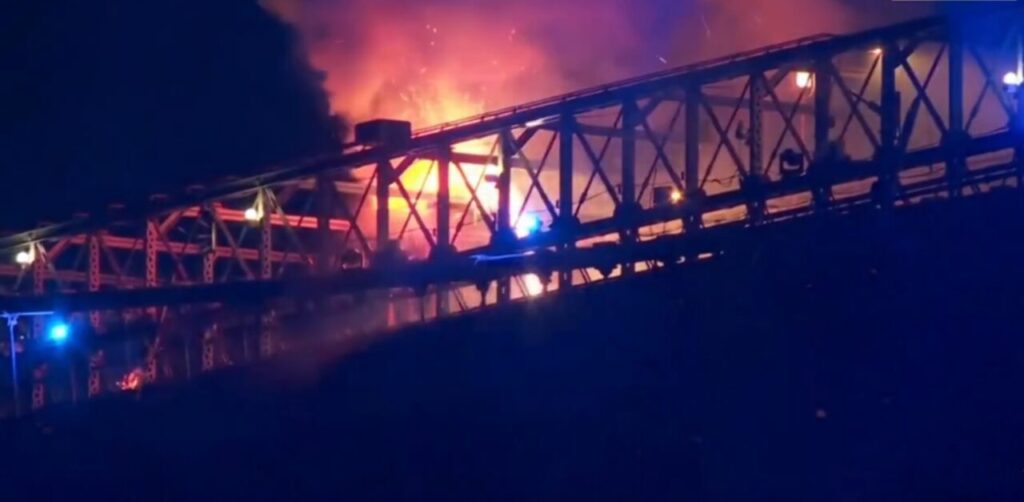 podul-brooklyn,-incendiat-in-timpul-focului-de-artificii-de-4-iulie.-de-ce-au-devansat-spectacolul-autoritatile-din-new-york