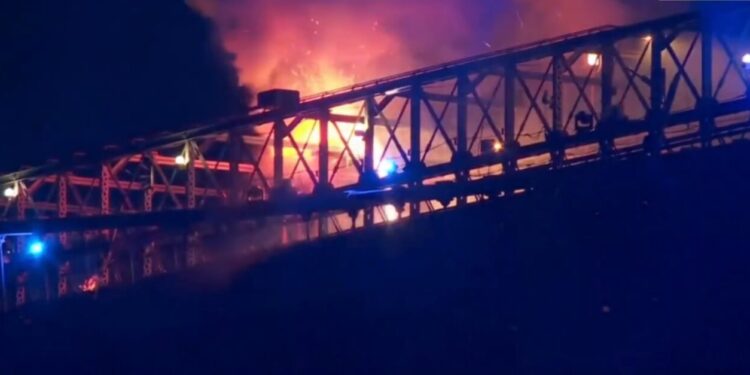 podul-brooklyn,-incendiat-in-timpul-focului-de-artificii-de-4-iulie.-de-ce-au-devansat-spectacolul-autoritatile-din-new-york