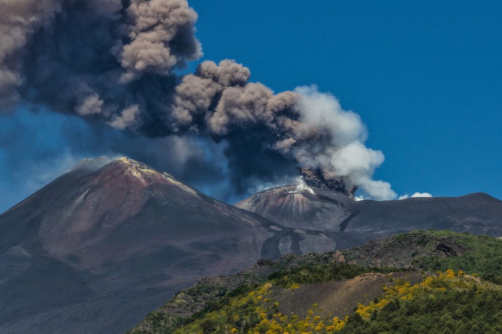 o-eruptie-a-vulcanului-etna-perturba-traficul-aerian-in-sudul-italiei-coloana-de-cenusa-a-urcat-la-1,5-kilometri-inaltime-–-hotnews.ro