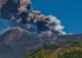 o-eruptie-a-vulcanului-etna-perturba-traficul-aerian-in-sudul-italiei-coloana-de-cenusa-a-urcat-la-1,5-kilometri-inaltime-–-hotnews.ro