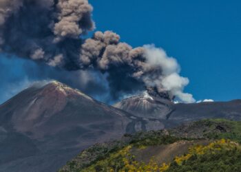 o-eruptie-a-vulcanului-etna-perturba-traficul-aerian-in-sudul-italiei-coloana-de-cenusa-a-urcat-la-1,5-kilometri-inaltime-–-hotnews.ro