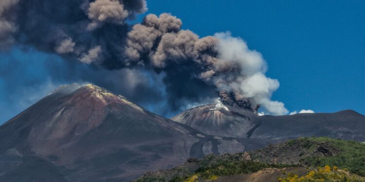o-eruptie-a-vulcanului-etna-perturba-traficul-aerian-in-sudul-italiei-coloana-de-cenusa-a-urcat-la-1,5-kilometri-inaltime-–-hotnews.ro