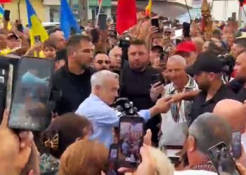 calin-georgescu,-primit-cu-flori-si-urale-la-targul-de-la-izbiceni,