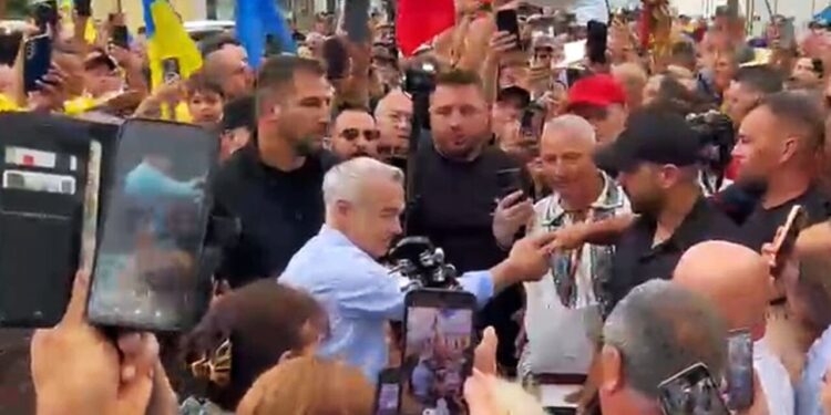 calin-georgescu,-primit-cu-flori-si-urale-la-targul-de-la-izbiceni,