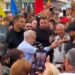 calin-georgescu,-primit-cu-flori-si-urale-la-targul-de-la-izbiceni,