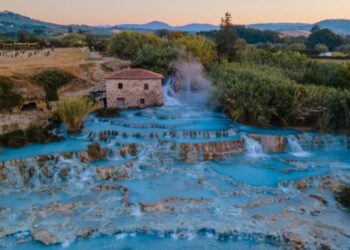 tara-in-care-poti-inota-gratuit-in-piscine-termale-turcoaz,-vechi-de-2000-de-ani